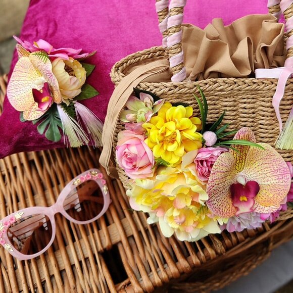 NEW Retro 50\'s Pink Flower Accented Cat\'s Eye Sunglasses main image 6